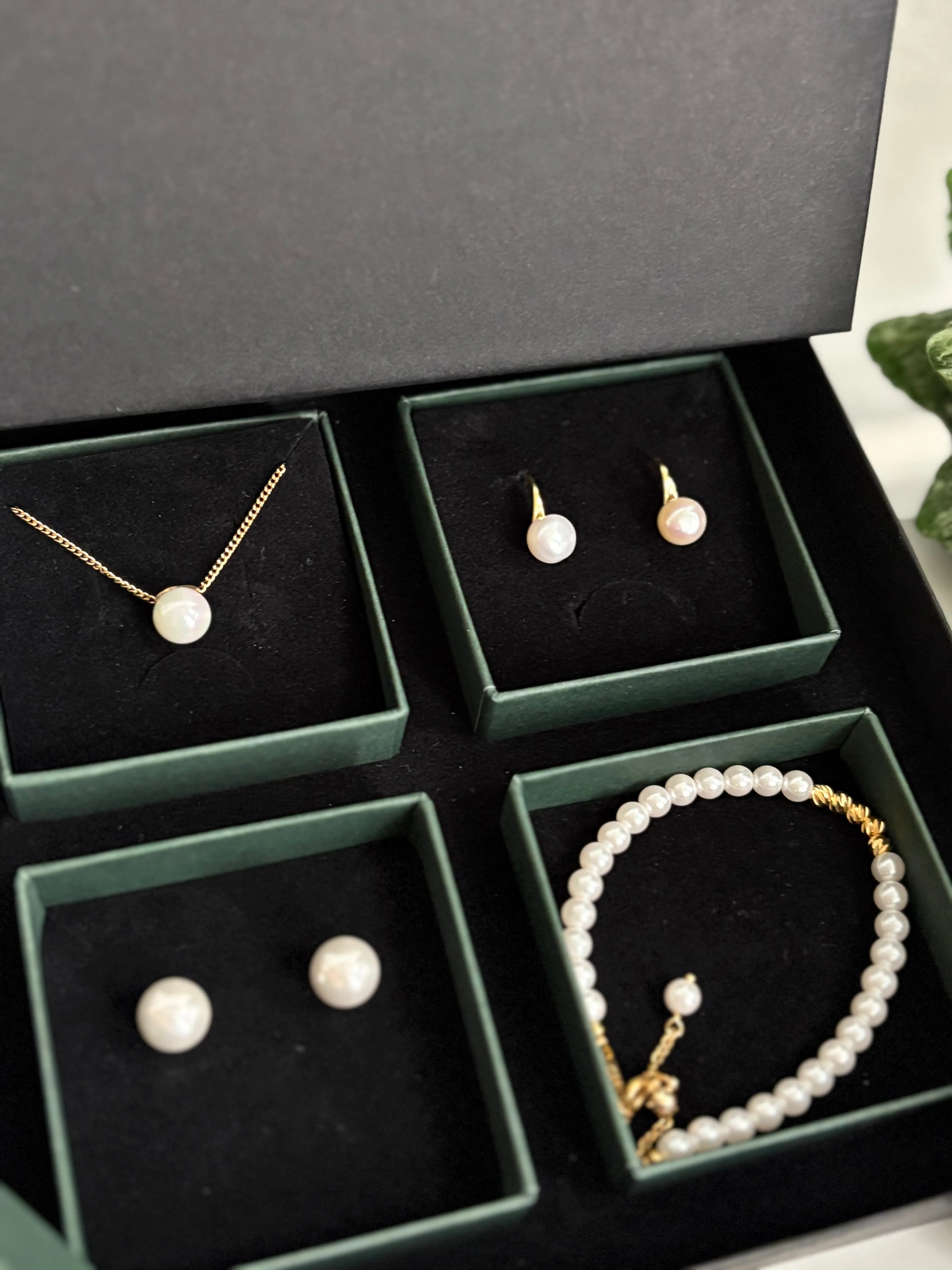 Advent Gifting Box 2 - Gold Pearl Earring Bracelet Set